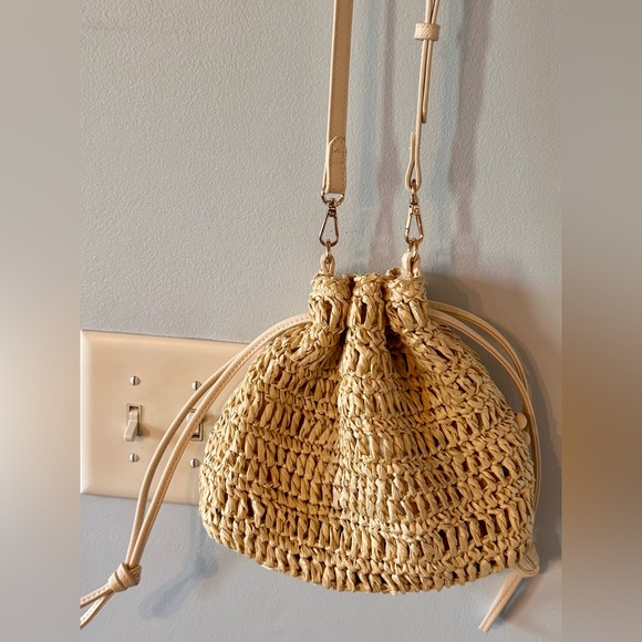 Universal Thread Beige Straw Drawstring Shoulder Bag with Wooden Beads - Picture 5 of 7
